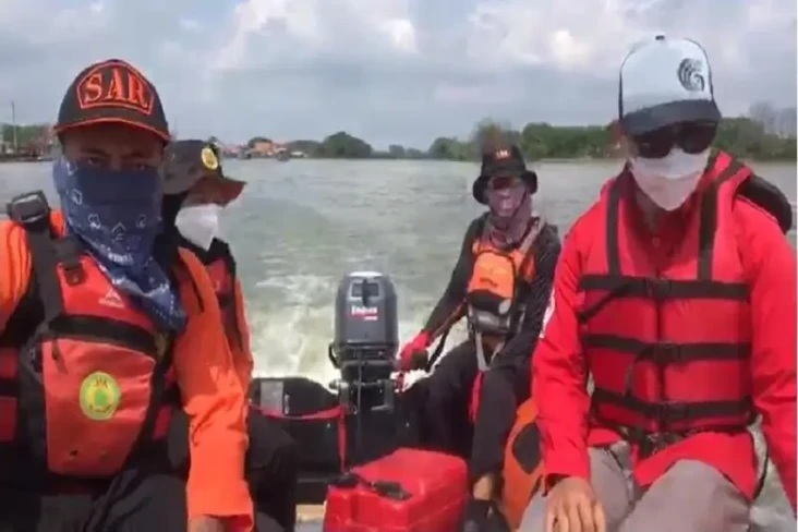 Kapal Dihantam Ombak,...