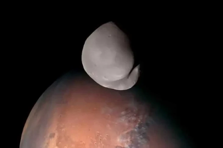 Satelit UEA untuk Pertama...
