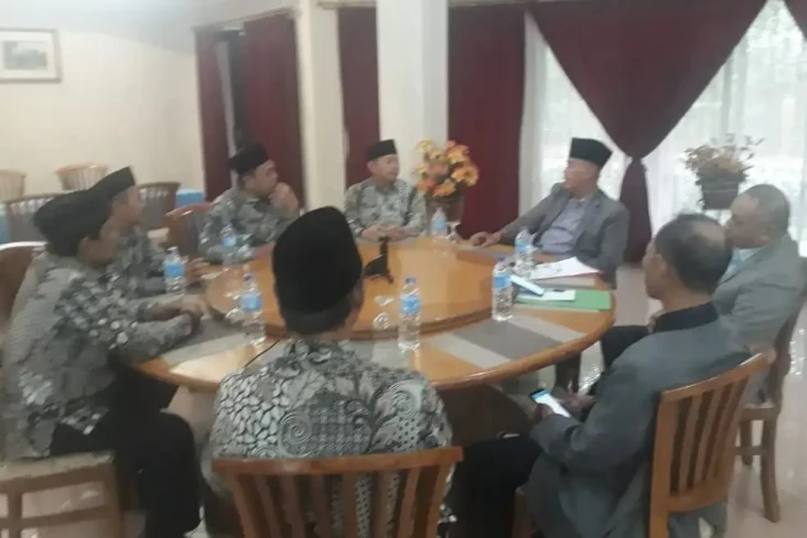 Ada Wanita di Saf Depan...
