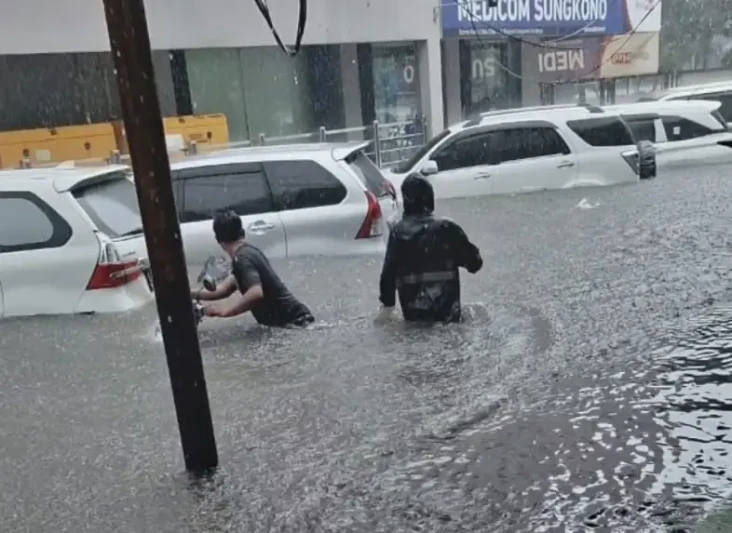 Hujan Deras, Jalan Utama...