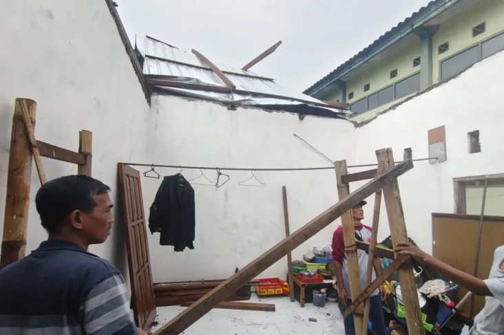 Kota Batu Diterjang...