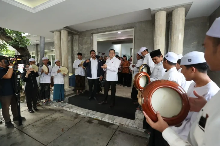 Grup Rebana Iringi Pelantikan...