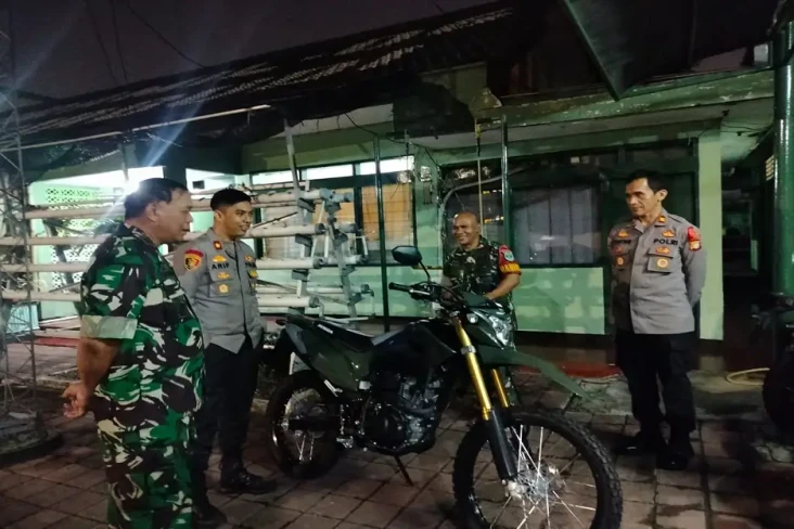 Nongkrong di Koramil,...