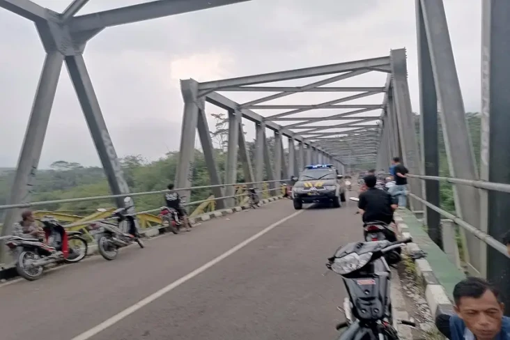 Selfie di Atas Jembatan,...