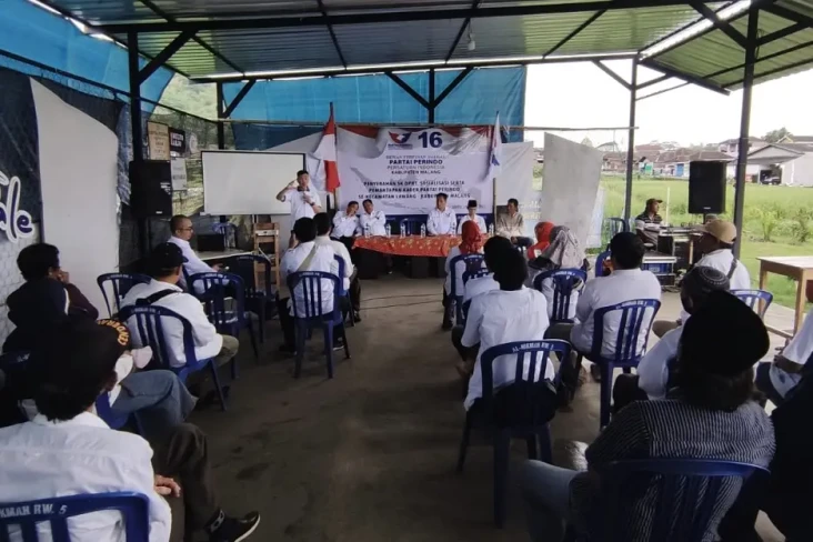 Hadiri Pelantikan DPRt...