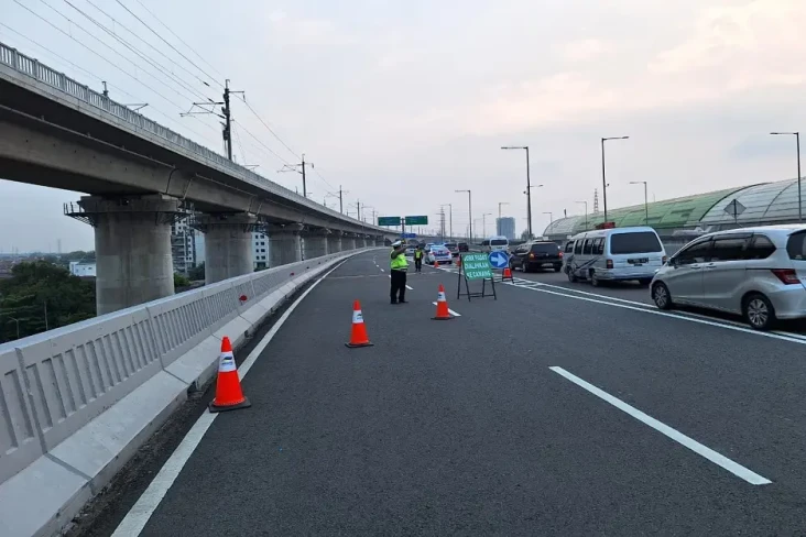 2 Akses Keluar Tol Layang...