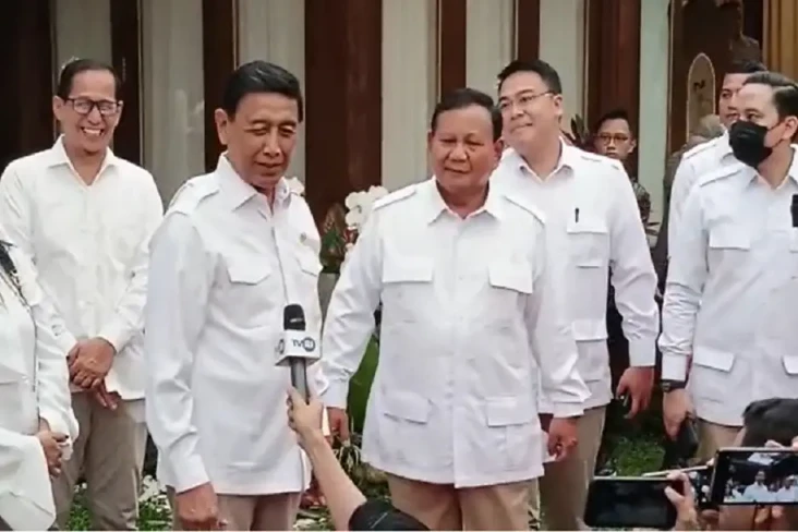 Prabowo Sambut Kedatangan...
