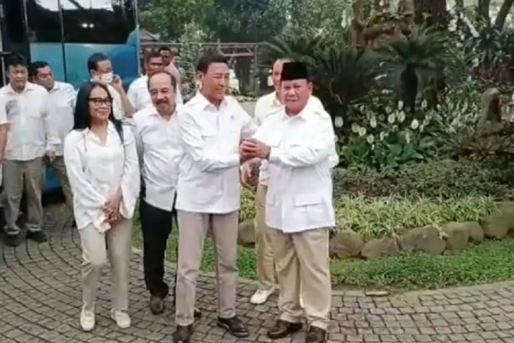 Wiranto Serahkan Sejumlah...