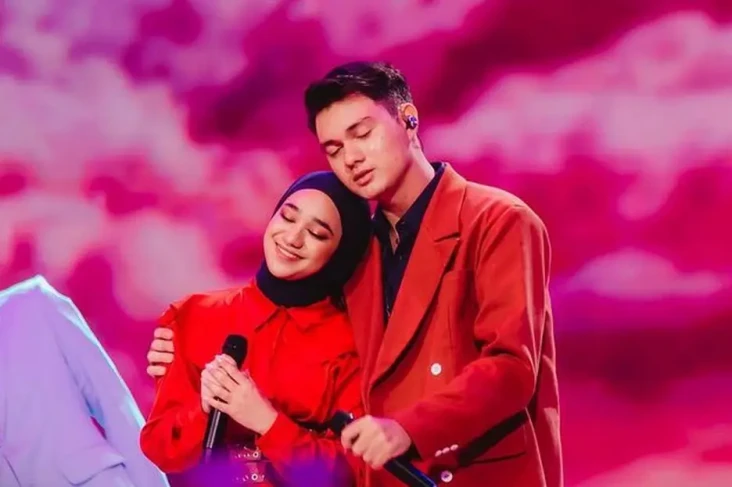 Tampil Duet di Panggung...