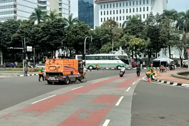 Massa Buruh Tinggalkan...