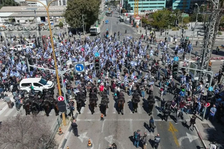 Israel Pecat Perwira...