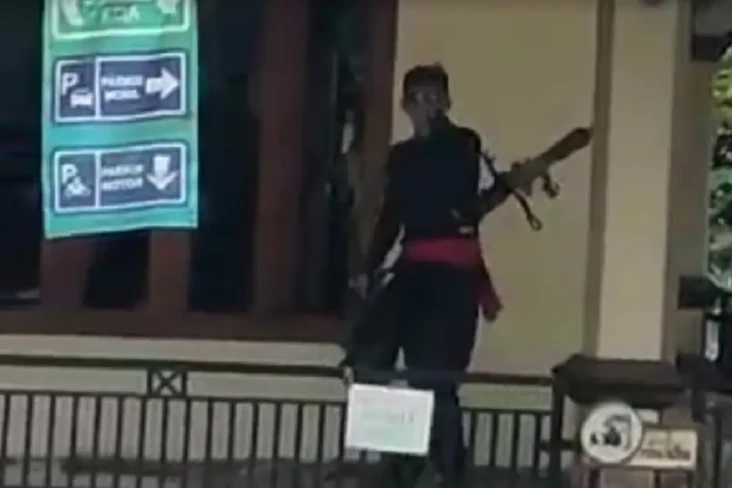 Pria Bersenjata Tajam...