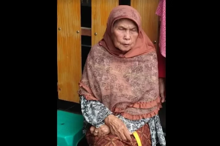 Mbah Ponirah, Istri...
