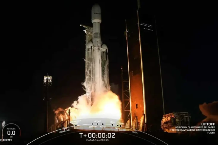 SpaceX Luncurkan 3 Satelit...