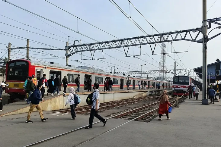 Hari Pertama Masuk Kerja,...
