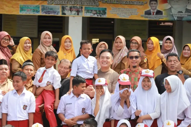 Peringatan Hardiknas,...