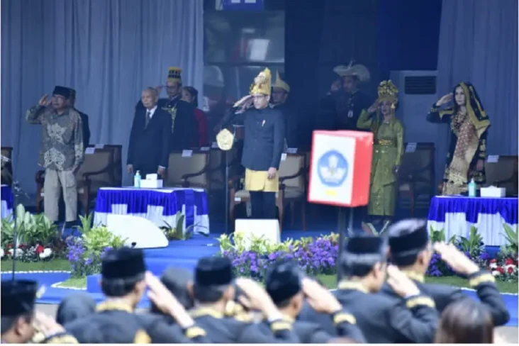 Berpakaian Adat Aceh,...