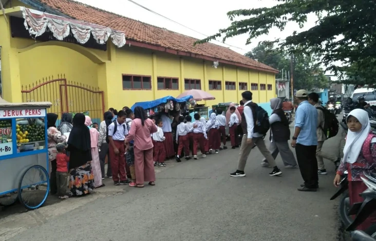 Pertama Masuk Sekolah...