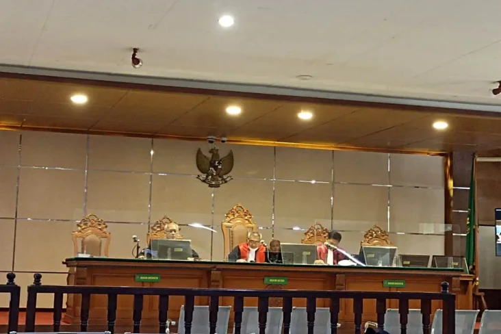 Hakim Agung Nonaktif...