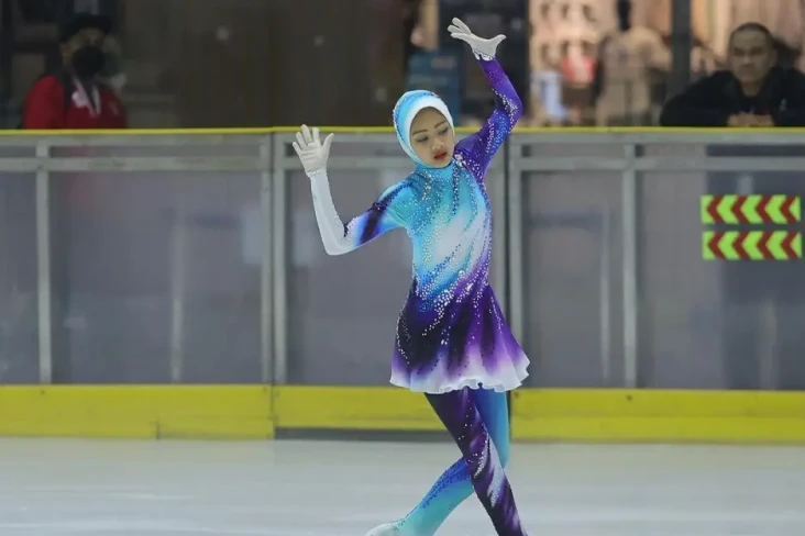 2 Atlet Ice Skating...