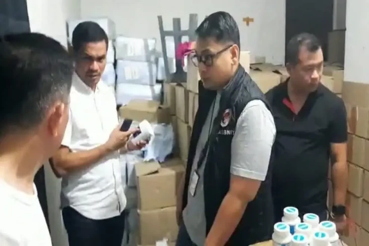 Polisi Bongkar Gudang...