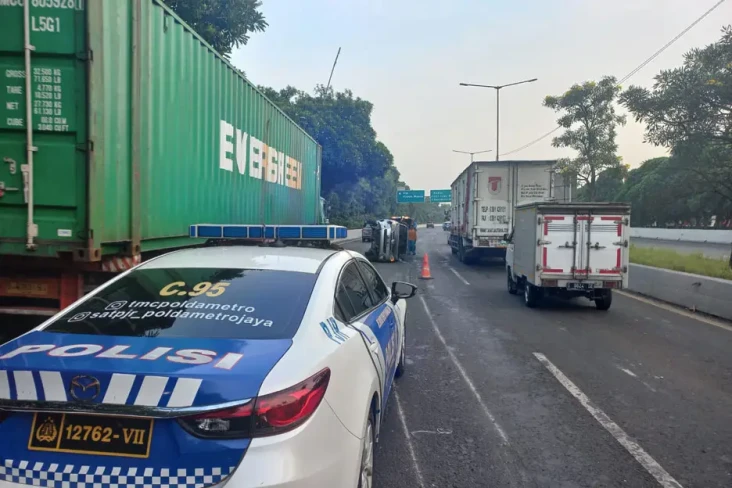 Minibus Terbalik di...