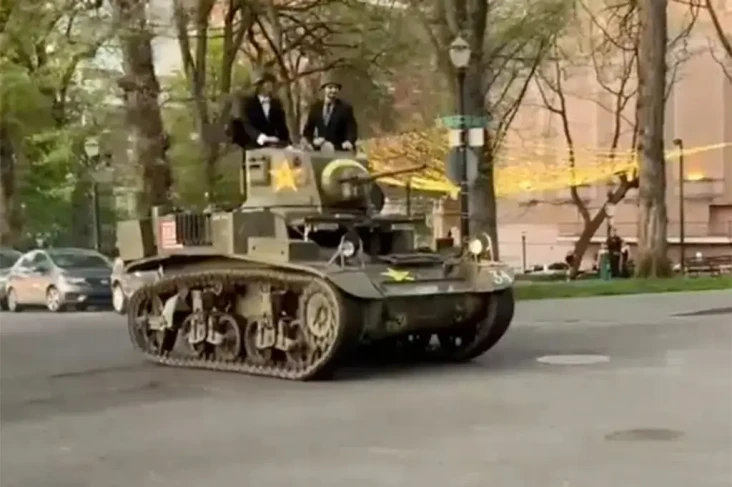 Remaja AS Naik Tank...