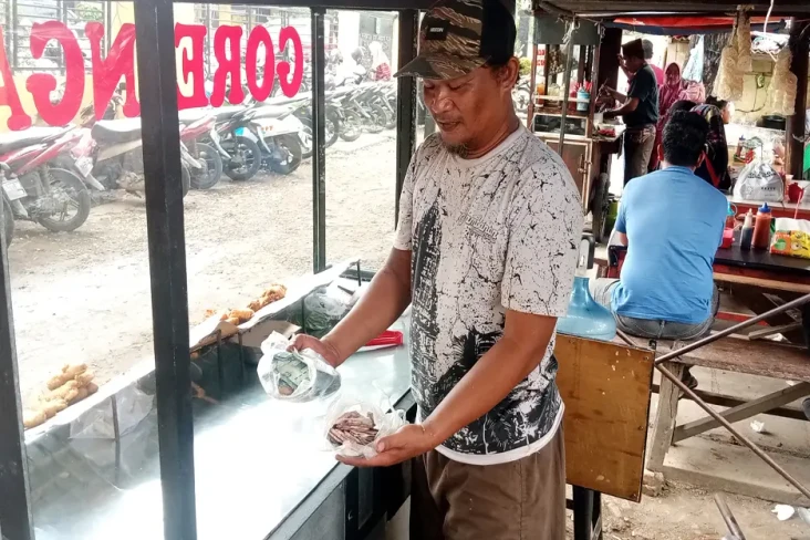 Dimakan Rayap, Uang...