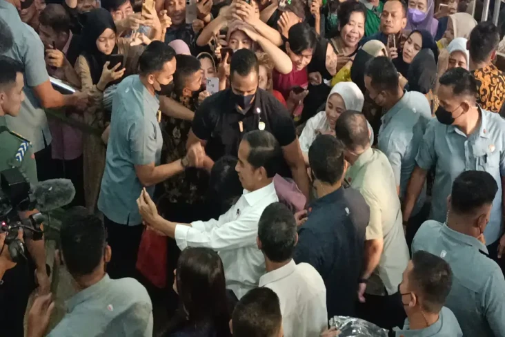 Presiden Jokowi Tinjau...