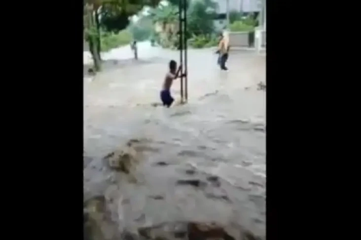 Banjir Bandang Terjang...