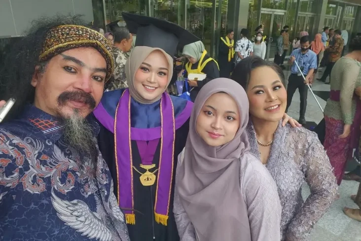 Sang Anak Lulus Sarjana...