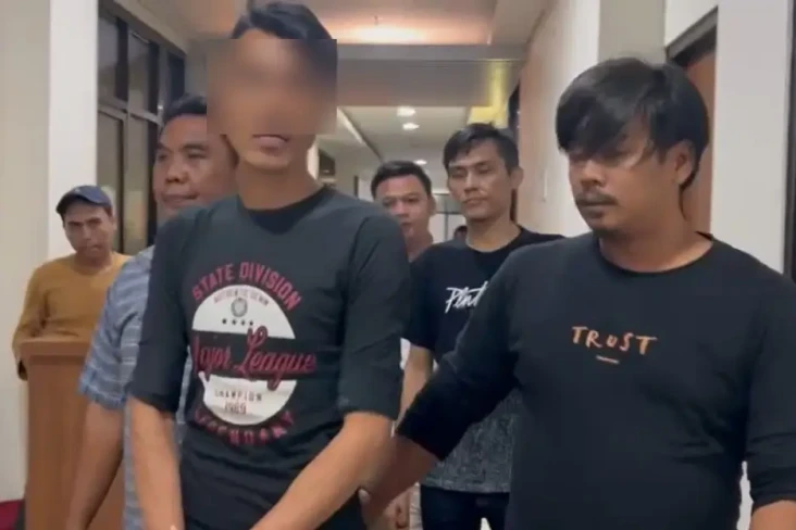 Polisi Tangkap Pria...
