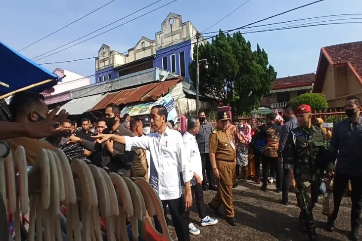 Jokowi Disambut Meriah...