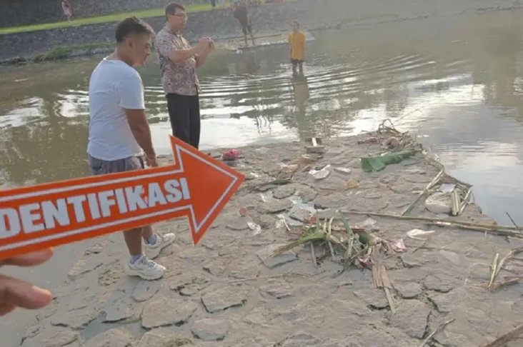 Mancing Ikan di Sungai,...