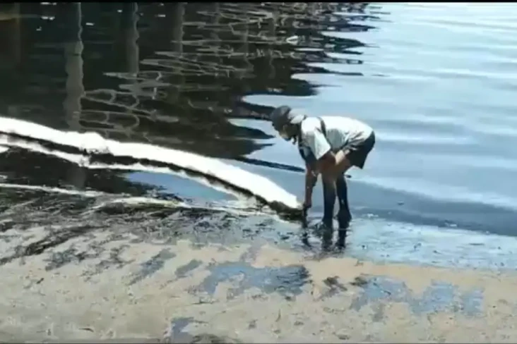 4 Ton Minyak yang Cemari...