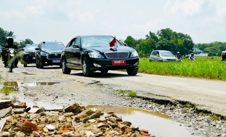 Dampingi Jokowi Cek...