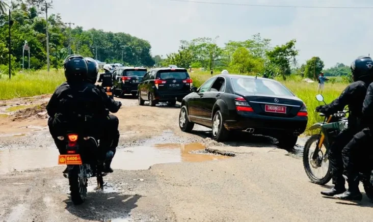 Tinjau Jalan Rusak di...