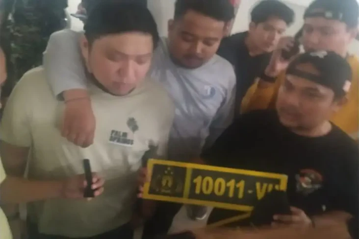 Polisi Buru E, Pemberi...