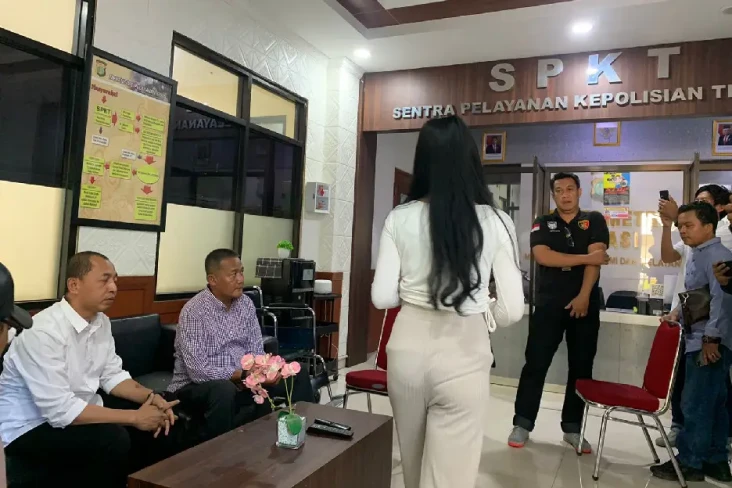 Karyawati Cantik di...