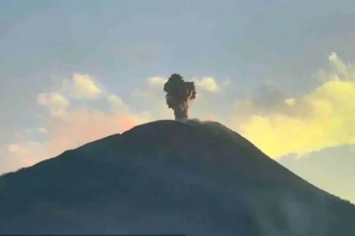 Gunung Ile Lewotolok...