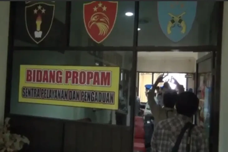 Setubuhi Istri Orang,...