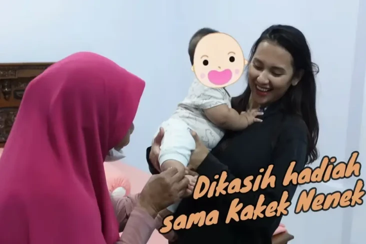 Indah Permatasari Pamer...
