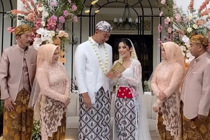 Bagikan Momen Pernikahan,...
