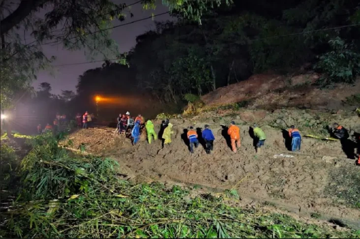 Longsor Tutup Jalur...