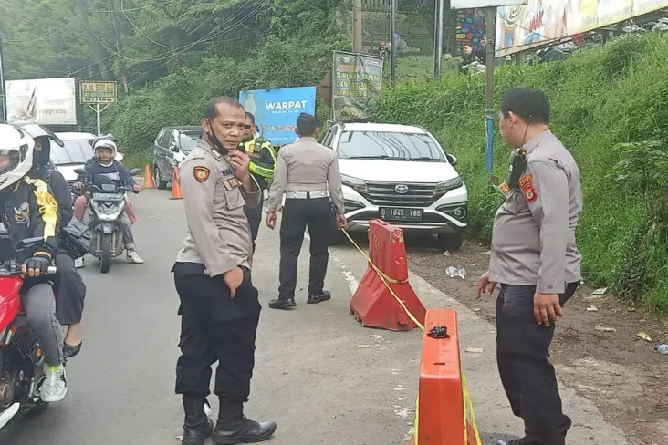Polisi Tertibkan Parkir...