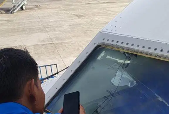 Kaca Pesawat Retak,...