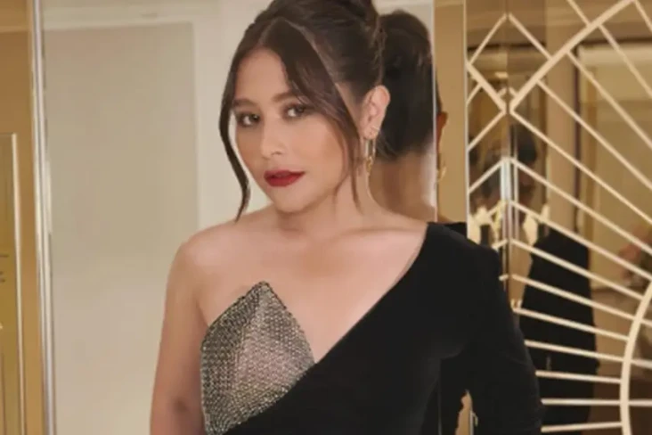 Prilly Latuconsina Tampil...