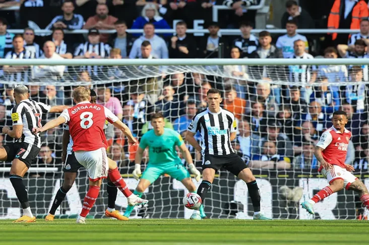 Arsenal Bombardir Gawang...
