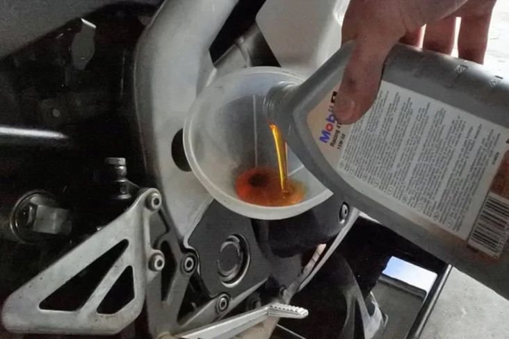 4 Oli Mobil Matic Honda,...