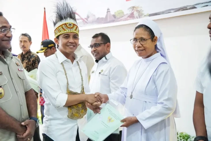 Kado Paskah Umat Kristiani,...